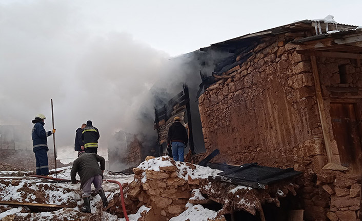 Bayburt'ta yangın! 3 ev kül oldu