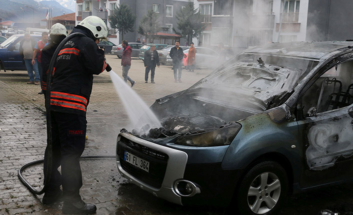 Trabzon'da çalıştırılmak istenen araç alev aldı