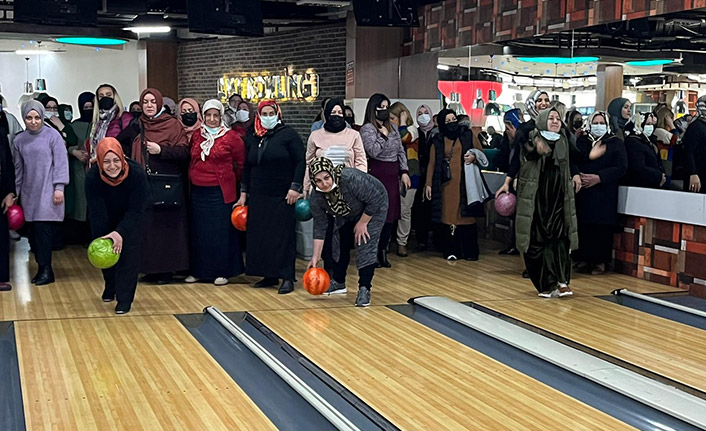 AK Partili kadınlar Bowling Turnuvası'nda hünerlerini sergiledi