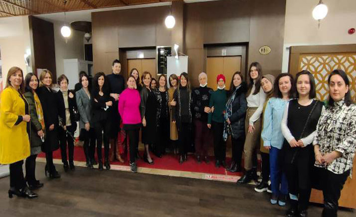 TGC'den Kadınlar Günü Jesti! Kadın gazeteciler bir araya geldi