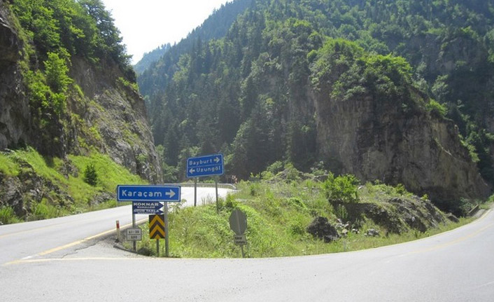 Of-Çaykara-Bayburt yolunda heyelan