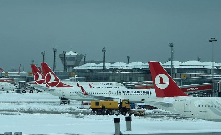 Kar nedeniyle 205 uçuş iptal edildi