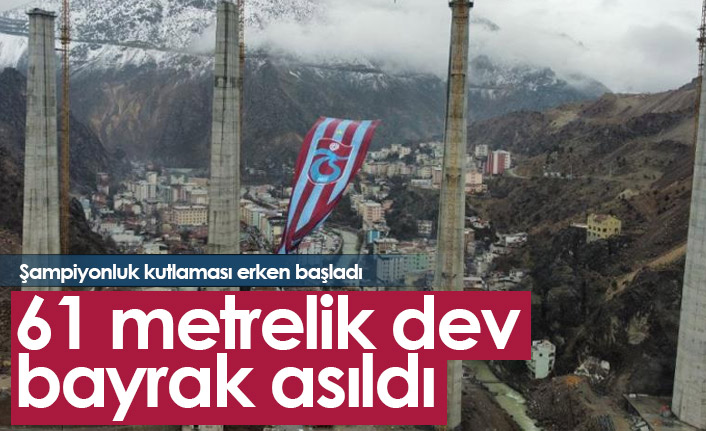 Artvin'de 61 metrelik dev Trabzonspor bayrağı asıldı