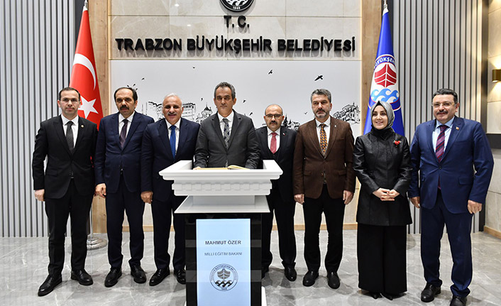 Bakan Özer Trabzon'da Büyükşehir Belediyesi'ni ziyaret etti