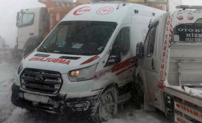 Karda kayan araçlar ambulansa çarptı