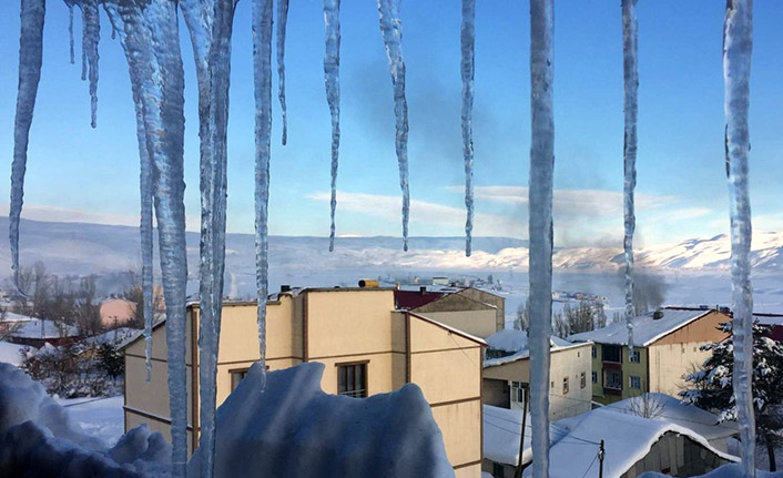 Çatılarda tehlike saçan buz kütleleri temizlendi