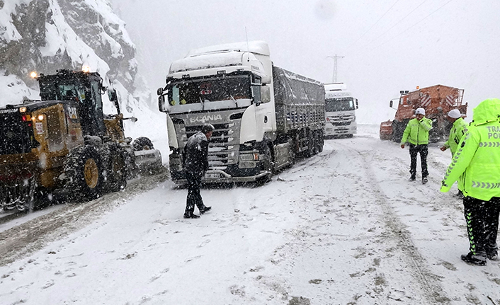 Zigana Geçidi'nde kar ve tipi ulaşımı aksatıyor