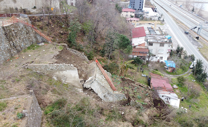 Trabzon'da istinat duvarı yıkıldı!