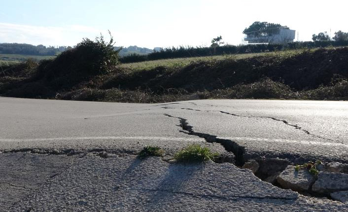 Sinop'ta heyelan yolda çökmeye neden oldu
