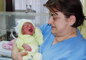 Cami kapısına bebek bırakıldı