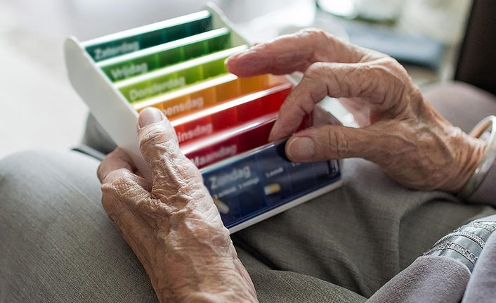 65 yaş üstündekilerin yüzde 30'u en az 4 ilaç kullanıyor