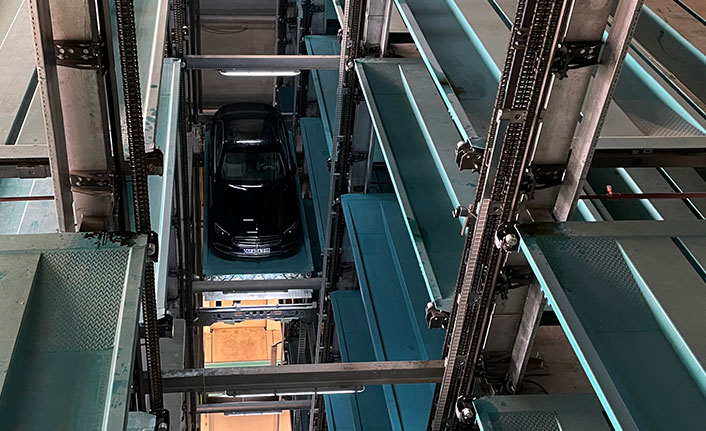 Türkiye'de 5. Karadeniz'de tek! Trabzon'da araçları el değmeden park ediyor