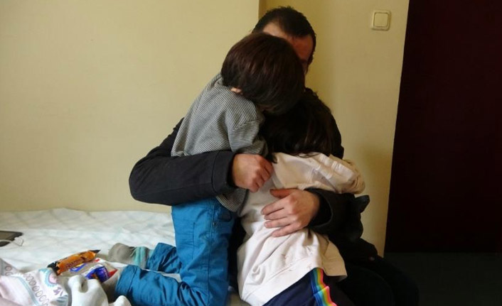 3 çocuğunu bırakıp komşusu ile kaçtı