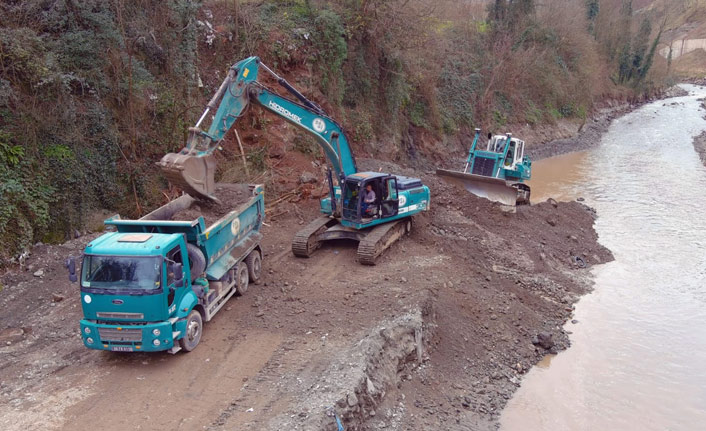 DSİ Doğu Karadeniz'de makinalı çalışmalarla taşkın riskini önlüyor