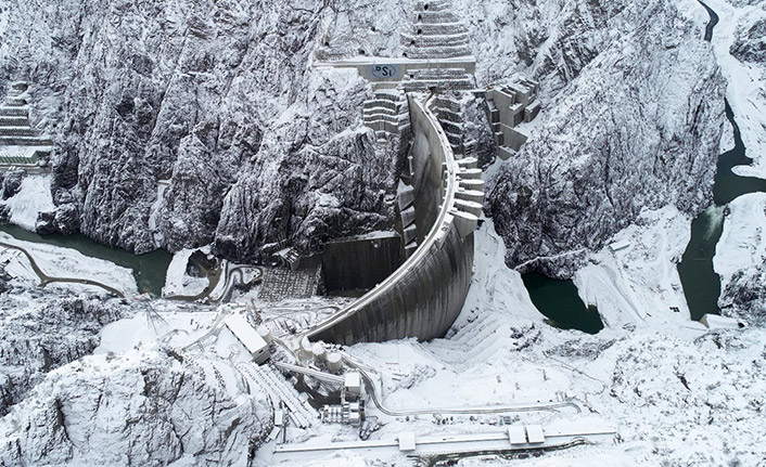 Yusufeli barajı beyaza büründü