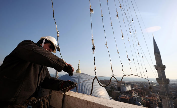 Camilerin ramazan gerdanlıkları asılıyor