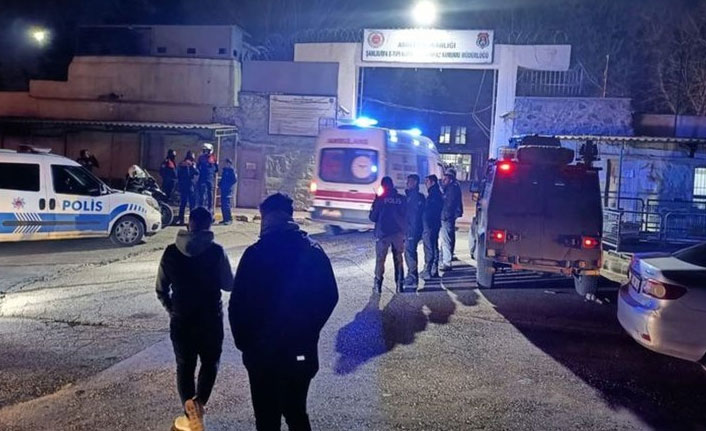 Cezaevinde mahkumlar isyan çıkarttı!