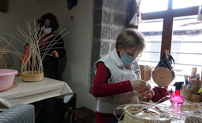 Trabzon'da emekli oldular ama öğrenmekten vazgeçmiyorlar