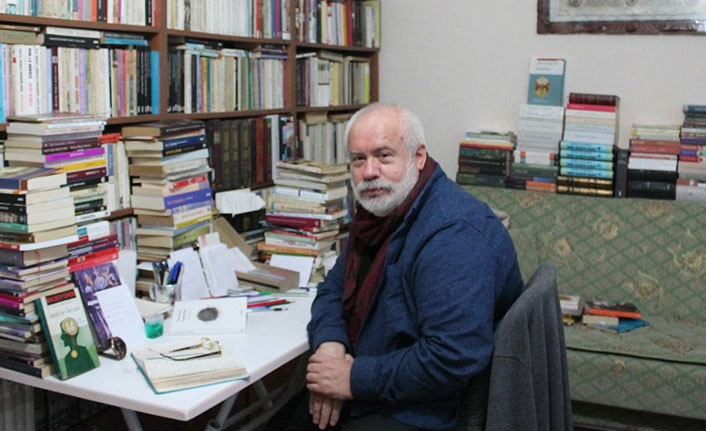 Evinde 4 tır dolusu kitap var! Öğretim üyesinin yatağı bile kitaptan