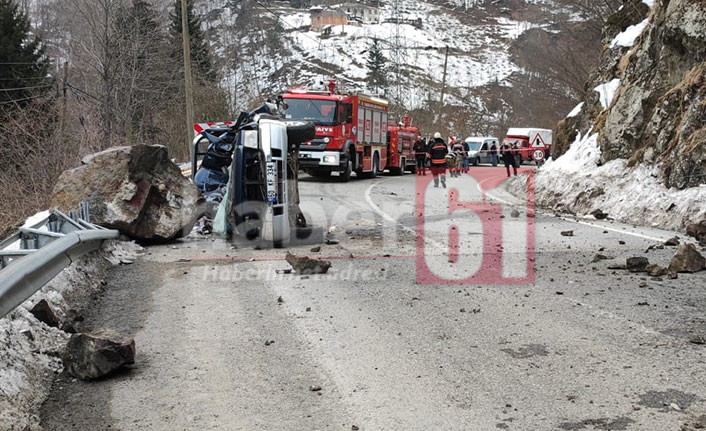 Trabzon’da feci olay! Aracın üzerine kaya düştü 4 ölü