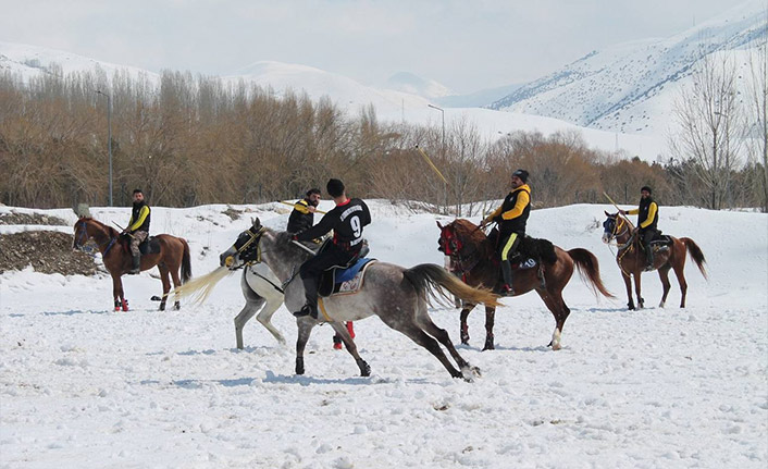 Bayburt'ta karda turnuvası düzenlendi