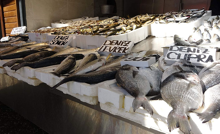 Trabzon'da tezgâhları farklı illerden gelen balıklar süslüyor