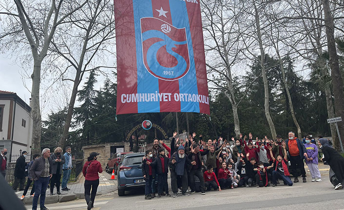 Trabzon Cumhuriyet Ortaokulu'ndan şampiyonluk kutlaması