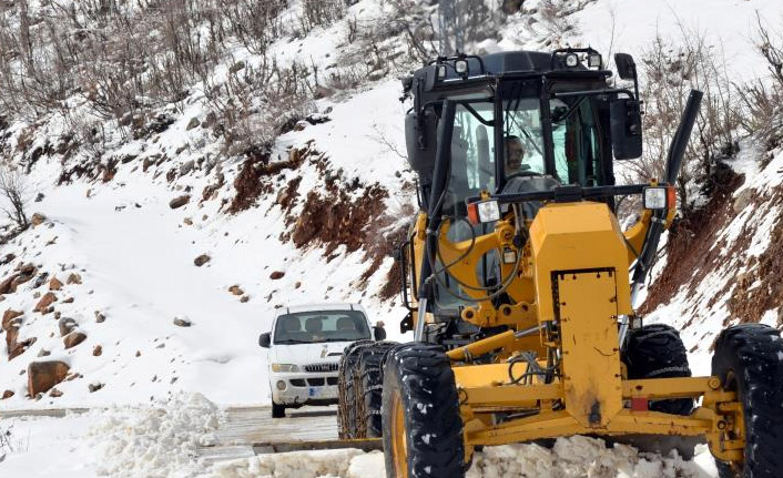 Çığ düşen Bayburt - Araklı kara yolu ulaşıma açıldı