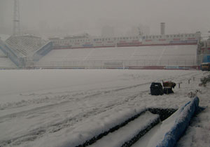 Kar Trabzon'da futbolu vurdu