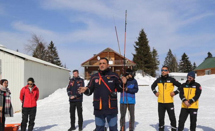 Üniversite öğrencilerinin çığ tatbikatı gerçeği aratmadı
