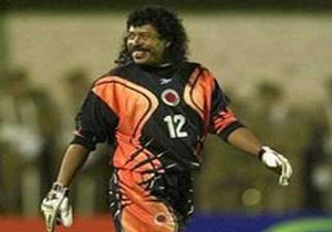 Efsanevi kaleci futbolu bıraktı