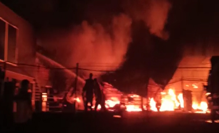 Trabzon’da işyerinde yangın! Alevler geceyi aydınlattı