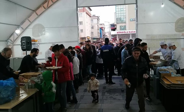 İftar çadırında ilk iftar heyecanı