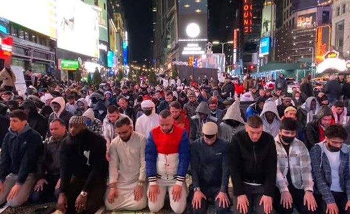 "Times Meydanı'nda Ramazan" İlk kez teravih kılındı