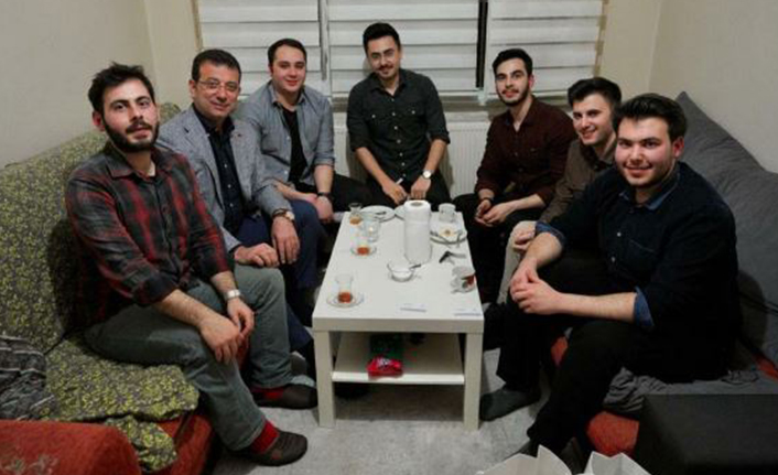 Ekrem İmamoğlu, iftarını öğrencilerle açtı, “oy asiye” türküsüne eşlik etti