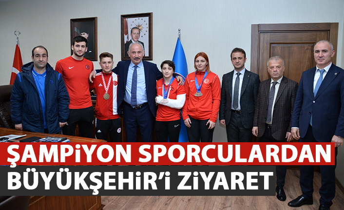 Şampiyon sporcular Büyükşehir'i ziyaret etti