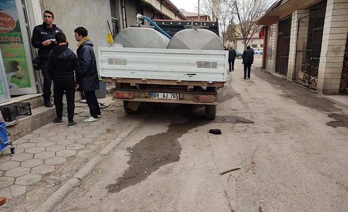 Geri manevra yapan aracın altında kalan yaşlı adam öldü