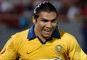 Futbolcu kafasından vuruldu