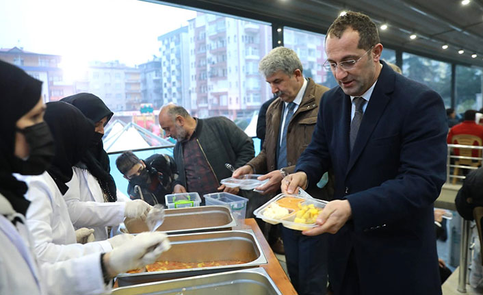 Aynı sofrayı paylaşıyor, birlikte oruç açıyor
