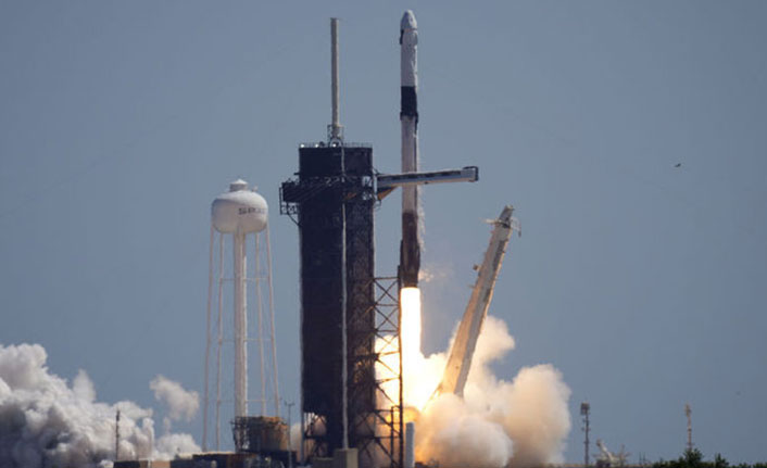 Tarihi an! İlk sivil mürettebatlı 4 kişilik astronot ekibi uzayda!