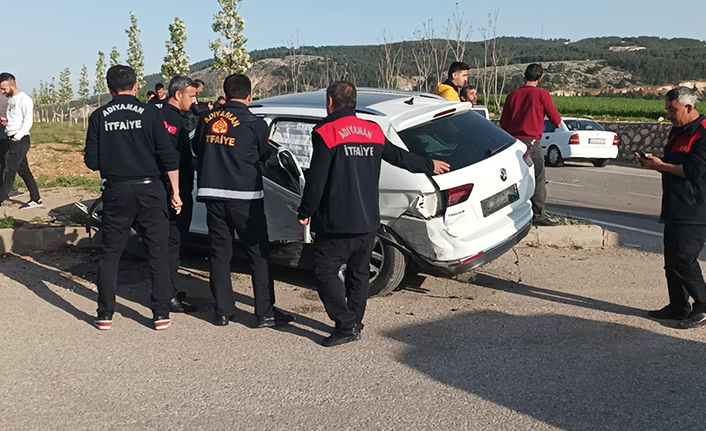 Adıyaman'da otomobiller kavşakta çarpıştı: 5 yaralı