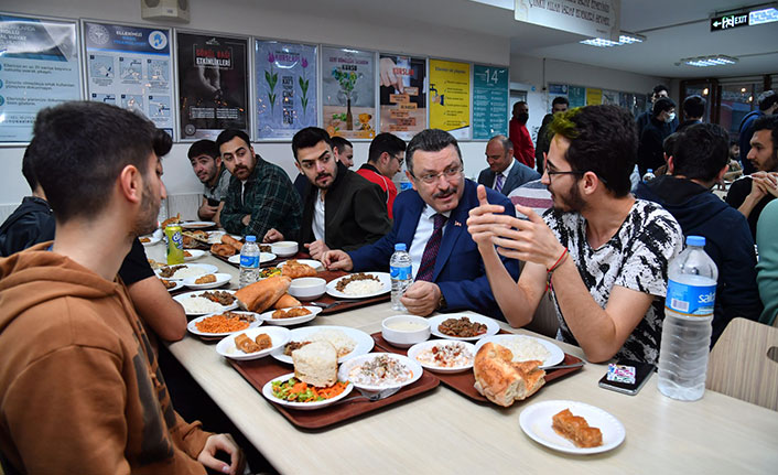 Genç, iftarını öğrencilerle birlikte açtı!