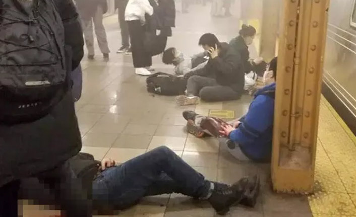 New York'ta metroda silahlı saldırı! En az 13 yaralı