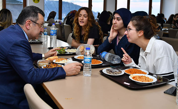 Genç, üniversite öğrencileriyle birlikte orucunu açtı!
