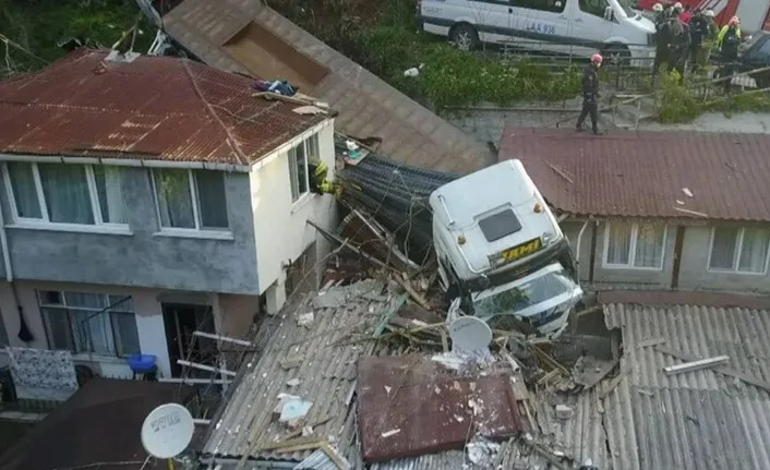 Demir yüklü TIR gecekondunun üstüne devrildi