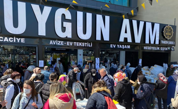 Trabzon'da bir mağazanın indirim gününde izdiham oldu