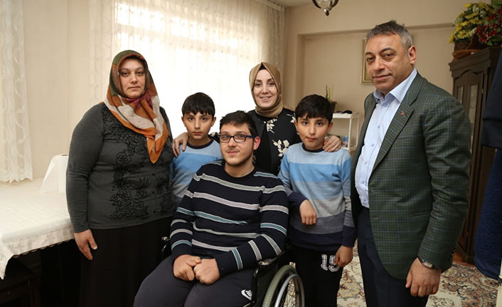 Bahar Ayvazoğlu çat kapı evlere misafir oldu