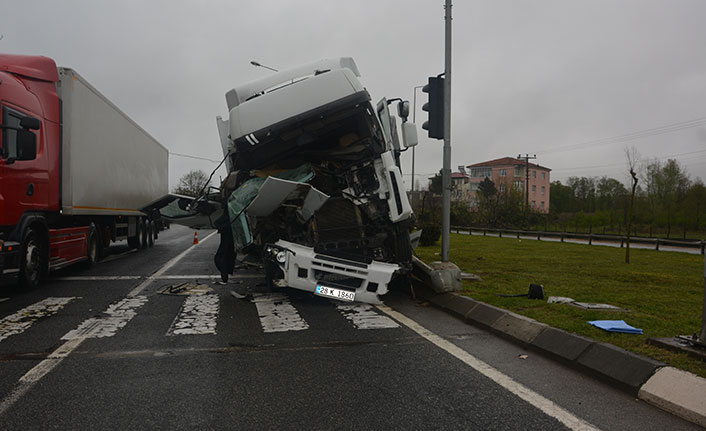Trabzon’dan Samsuna giden tıra arkadan çarptı