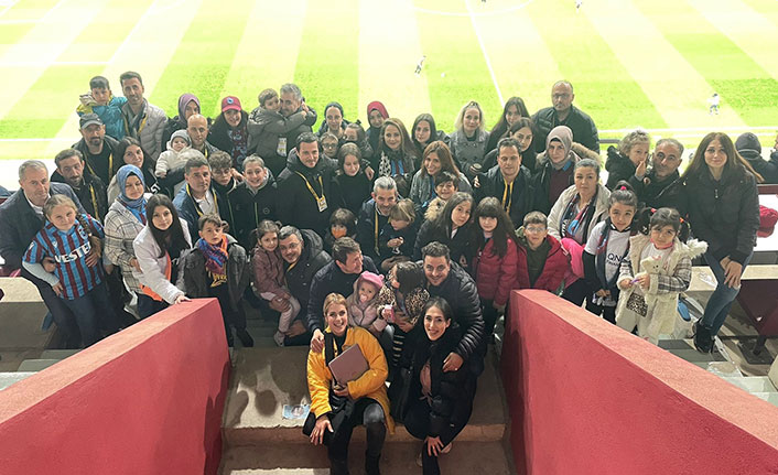 Trabzon'da gazeteci çocuk ve eşleri basın tribününde