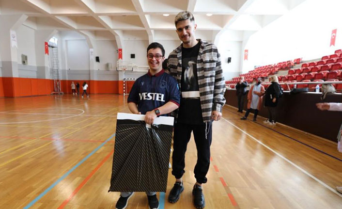 Berat Özdemir, özel gereksinimli öğrencinin davetini kırmadı